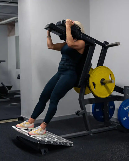 044 V-Squat, Plate Loaded