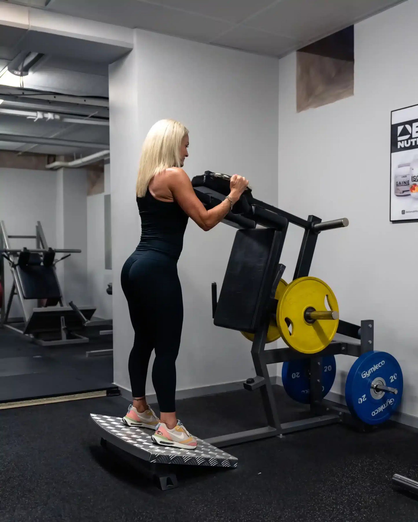 044 V-Squat, Plate Loaded