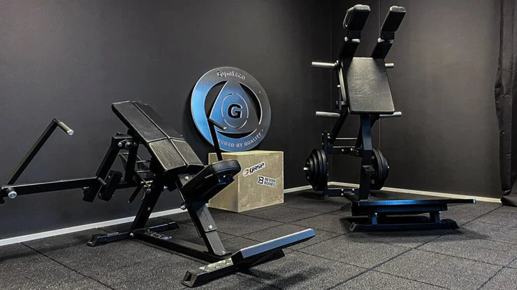 Zwei Plate-Loaded-Kraftgeräte von Gymleco auf stoßdämpfendem Fitnessboden