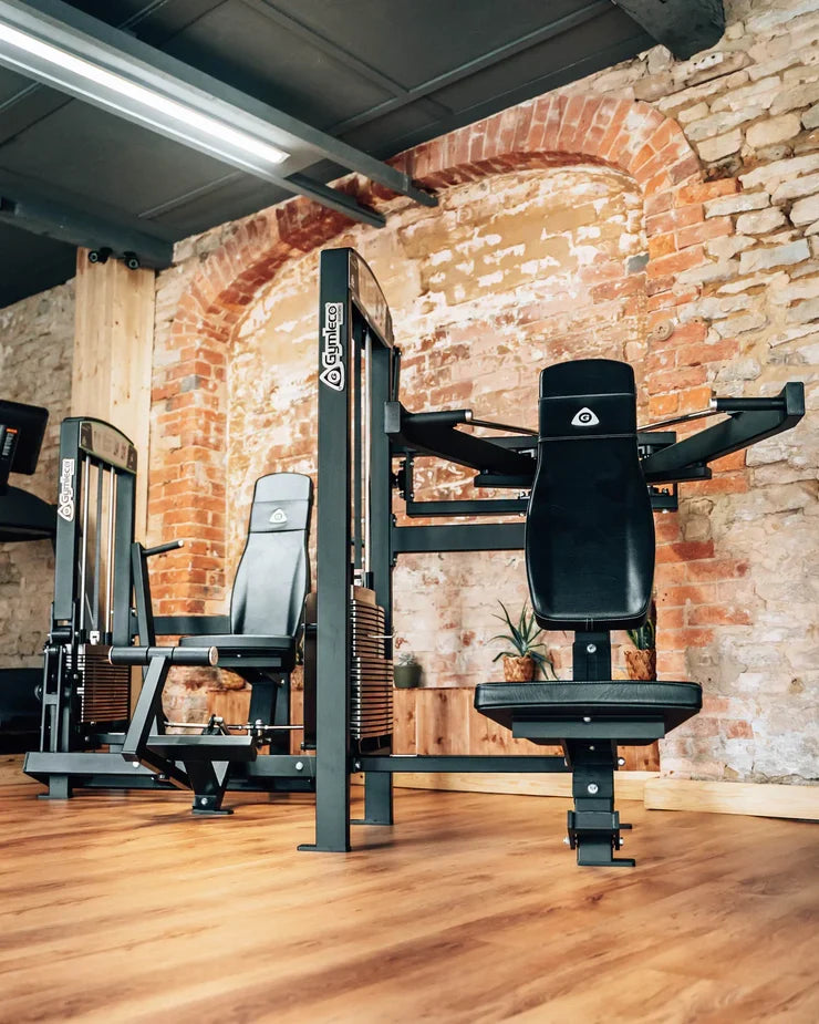 Gymleco Schulterpresse und Beinpresse vor Ziegelgewölbe